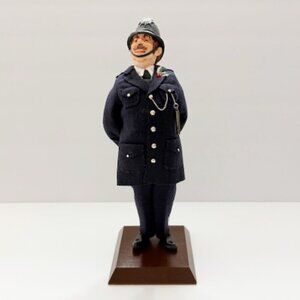 Simpich The English Bobby Carollers Character Dolls Vintage 1994